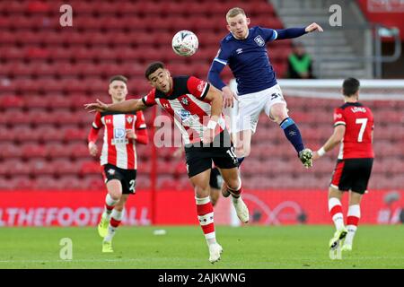 SOUTHAMPTON, Angleterre Huddersfield Town Lewis OÕBrien gagne une bataille aérienne avec Southampton avant Che Adams au cours de la FA Cup troisième ronde match entre Southampton et Huddersfield Town au St Mary's Stadium, Southampton samedi 4 janvier 2020. (Crédit : Jon Bromley | MI News) photographie peut uniquement être utilisé pour les journaux et/ou magazines fins éditoriales, licence requise pour l'usage commercial Crédit : MI News & Sport /Alamy Live News Banque D'Images