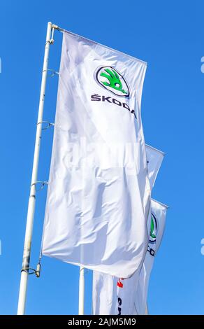 Samara, Russie - le 20 avril 2019 : drapeaux concessionnaire Skoda contre le ciel bleu. Skoda Auto est un fabricant d'automobiles en République Tchèque Banque D'Images