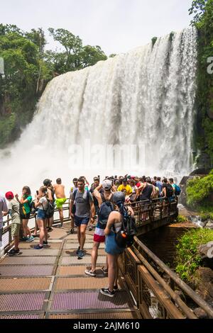 Puerto Iguazu, Argentine - Circa Novembre 2019 : les touristes par Salto Bossetti, l'une des chutes d'eau à Parc National d'Iguazu Banque D'Images