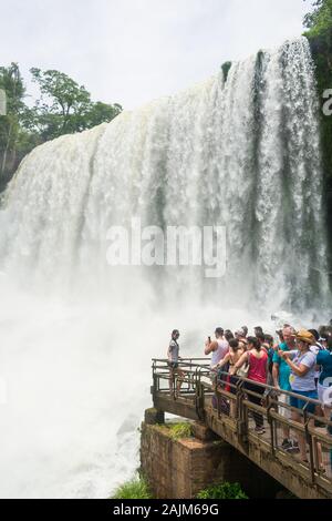 Puerto Iguazu, Argentine - Circa Novembre 2019 : les touristes par Salto Bossetti, l'une des chutes d'eau à Parc National d'Iguazu Banque D'Images