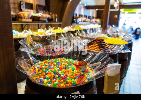 Confiserie en style rétro. Bonbons colorés et des bonbons dans des fûts en bois Banque D'Images