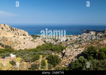 Vue panoramique à Stegna Beach sur l'île de Rhodes Geek avec des rochers en premier plan et la mer Méditerranée en arrière-plan sur une journée ensoleillée au printemps Banque D'Images