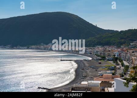 La ville de Canneto et sa plage de sable noir sur les iles eoliennes Lipari, Italie Banque D'Images