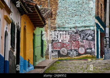 Street art et graffiti peint sur l'extérieur de l'ancien bâtiment en brique La Candelaria district de Bogota, Colombie Banque D'Images