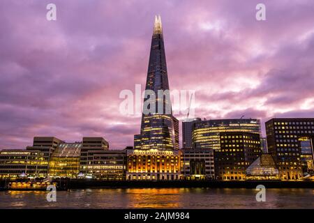 Le Shard,ou le fragment de verre, au coucher du soleil, crépuscule, golden hour est un 95-story supertall gratte-ciel horizon de Londres, Southwark, London England UK Banque D'Images
