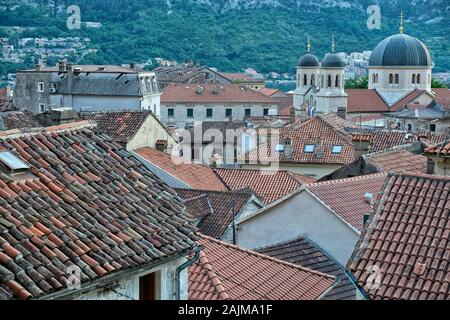 Une vue sur les toits et les coupoles de l'église Saint-Nicolas dominante dans Kotor, Monténégro Banque D'Images