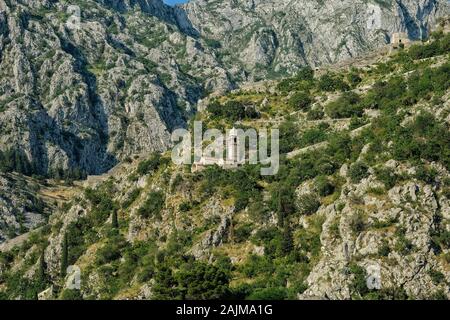 Église notre-Dame de Remedy et murs de la vieille ville autour du fort St John à Kotor, au Monténégro Banque D'Images