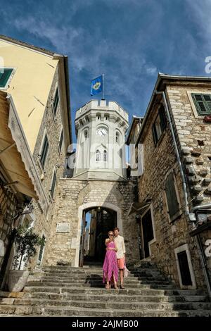 Herceg Novi, Monténégro - juin 2019: Les touristes dans la vieille porte de la ville avec la petite tour d'horloge entourée de maisons anciennes le 22 juin 2019 au Monténégro Banque D'Images