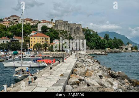 Herceg Novi, Monténégro - juin 2019: Les personnes non identifiées marchent le long de la promenade près de la célèbre forteresse de la mer le 22 juin 2019 à Herceg Novi. Banque D'Images