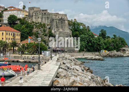 Herceg Novi, Monténégro - juin 2019: Les personnes non identifiées marchent le long de la promenade près de la célèbre forteresse de la mer le 22 juin 2019 à Herceg Novi. Banque D'Images