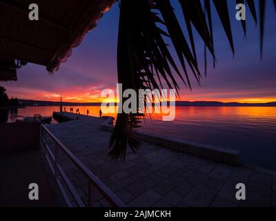 Les pêcheurs avant le coucher du soleil paysage dans petit port à Malinska en Croatie Banque D'Images