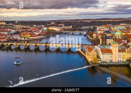 Prague, République tchèque - Vue Aérienne Vue panoramique vue drone sur le célèbre Pont Charles (Karluv Most) et Saint François d'Assise Église avec un beautifu Banque D'Images