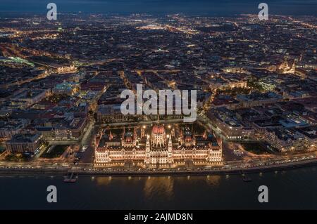 Budapest, Hongrie - Vue Aérienne Vue sur l'horizon de Budapest par nuit. Cet avis comprend le bâtiment du parlement hongrois illuminée, la basilique Saint-Étienne Banque D'Images