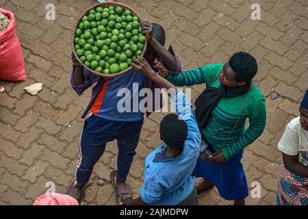 Le Rwanda, Huye - Septembre 2019 : Les gens qui achètent et vendent sur le marché de Huye, le 16 septembre 2019, le Rwanda Huye dans. Banque D'Images