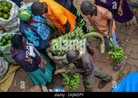 Le Rwanda, Huye - Septembre 2019 : Les gens qui achètent et vendent sur le marché de Huye, le 16 septembre 2019, le Rwanda Huye dans. Banque D'Images