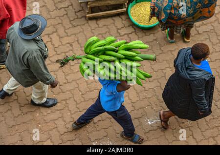 Le Rwanda, Huye - Septembre 2019 : Les gens qui achètent et vendent sur le marché de Huye, le 16 septembre 2019, le Rwanda Huye dans. Banque D'Images