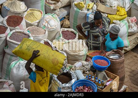 Le Rwanda, Huye - Septembre 2019 : Les gens qui achètent et vendent sur le marché de Huye, le 16 septembre 2019, le Rwanda Huye dans. Banque D'Images