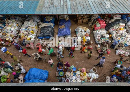 Le Rwanda, Huye - Septembre 2019 : Les gens qui achètent et vendent sur le marché de Huye, le 16 septembre 2019, le Rwanda Huye dans. Banque D'Images