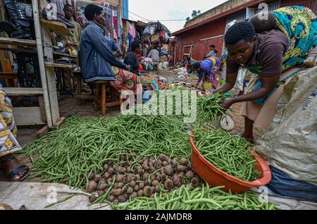 Le Rwanda, Huye - Septembre 2019 : Les gens qui achètent et vendent sur le marché de Huye, le 16 septembre 2019, le Rwanda Huye dans. Banque D'Images