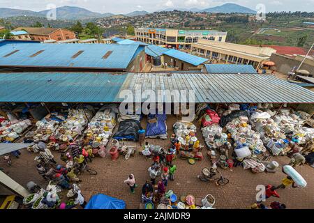 Le Rwanda, Huye - Septembre 2019 : Les gens qui achètent et vendent sur le marché de Huye, le 16 septembre 2019, le Rwanda Huye dans. Banque D'Images