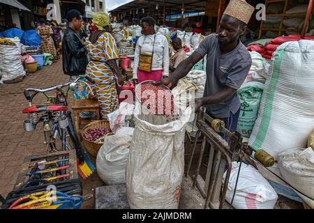 Le Rwanda, Huye - Septembre 2019 : Les gens qui achètent et vendent sur le marché de Huye, le 16 septembre 2019, le Rwanda Huye dans. Banque D'Images