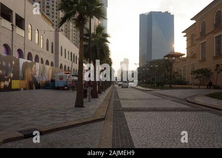 Dubaï, Émirats arabes unis - 27 décembre 2017 : vue du coucher de soleil de Dubai Marina road Banque D'Images