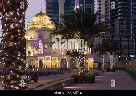 Dubaï, Émirats arabes unis - 27 décembre 2017 : vue de la nuit de la petite mosquée de Dubai Marina allumé Banque D'Images