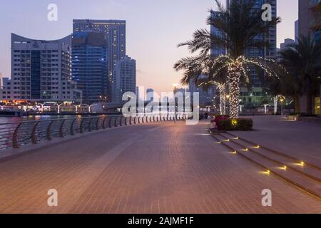 Dubaï, Émirats arabes unis - 27 décembre 2017 : Marina de Dubaï, promenade à l'heure du coucher du soleil Banque D'Images