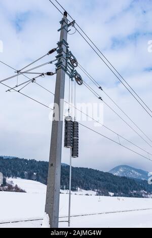 Système d'électrification ferroviaire - contrepoids en béton suspendue à un système de poulies. Il garde les frais généraux du fer fils caténaires en tension correcte Banque D'Images