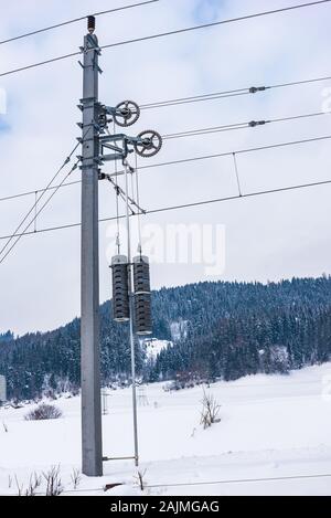 Les détails du système d'électrification ferroviaire. L'alimentation électrique de l'acier, de lignes aériennes avec des contrepoids en béton pylône suspendu à un système de poulies Banque D'Images