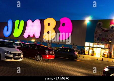 Le centre commercial Jumbo. Magasin de jouets. Grand panneau Grec, marque, logo de Jumbo Store à Bucarest, Roumanie, 2020 Banque D'Images