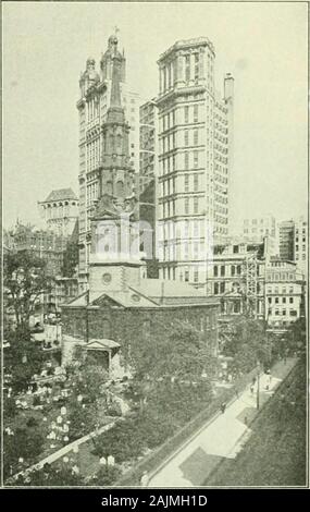 Un accueil géographie de la ville de New York . eautiful et attrayante de la vue sur la porte de l'église. Peut-être qu'il marchait sous l'ombre des arbres thatgrew nowstand où les immeubles de bureaux. Dans la chapelle vous pouvez stillsee le Pew dans lequel il était assis et le pew de gouverneur de WittClinton, le premier président de theFree School Society. La première impression New York PressIN en 1693 William Bradford setup la première presse à imprimer à NewYork city. Son bureau était à 81Pearl Street, près de Hanover Square, qui était alors appelé le PrintingHouse square. C'était une du lit businesscenter et au quartier commerçant des grands forums de nombreuses années. La pr Banque D'Images