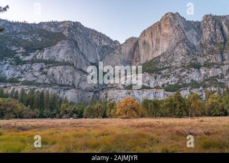 Vue paysage de prairies dans Yosemite Park Durant la saison d'Automne avec un ciel clair Banque D'Images