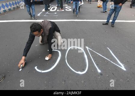 Un manifestant DU CNRC Le CNRC contre slogan écrit sur route.Le Registre national des citoyens (CNRC) est un registre de tous les citoyens indiens dont la création est prévue par la Loi sur la citoyenneté de 1955, modifiée en 2003. Il a été mis en œuvre pour l'état d'Assam entre 2013-2014. Le gouvernement de l'Inde prévoit de mettre en œuvre pour le reste de l'Inde en 2021. Les membres de diverses organisations et aussi les étudiants de collèges et universités de Calcutta inscrivez-vous ensemble pour street mars contre le CNRC, NPR et CAA. Chansons, slogans, dessin grafiti sur les rues sont leur façon de protester contre le nouveau citizenshi Banque D'Images