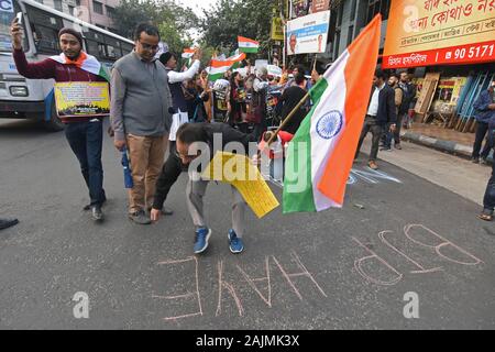 Un manifestant DU CNRC Le CNRC contre slogan écrit sur route.Le Registre national des citoyens (CNRC) est un registre de tous les citoyens indiens dont la création est prévue par la Loi sur la citoyenneté de 1955, modifiée en 2003. Il a été mis en œuvre pour l'état d'Assam entre 2013-2014. Le gouvernement de l'Inde prévoit de mettre en œuvre pour le reste de l'Inde en 2021. Les membres de diverses organisations et aussi les étudiants de collèges et universités de Calcutta inscrivez-vous ensemble pour street mars contre le CNRC, NPR et CAA. Chansons, slogans, dessin grafiti sur les rues sont leur façon de protester contre le nouveau citizenshi Banque D'Images