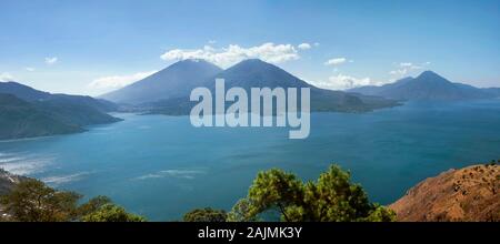 Vue panoramique tourné du Lac Atitlan (formé dans un cratère volcanique massive) avec les volcans et les villages environnants. Guatemala, Dec 2018 Banque D'Images