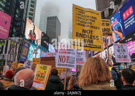 New York, USA. 08Th Jan, 2020. Les manifestants sont descendus dans la rue à travers les États-Unis Samedi pour protester contre l'assassinat de l'administration d'atout d'un général iranien haut et décision d'envoyer environ 3 000 soldats de plus au Moyen-Orient. Des centaines de personnes se sont réunis à Times Square à New York pour protester contre la guerre contre l'Iran et l'Iraq le 4 janvier 2020. (Photo par Ryan Rahman/Pacific Press) Credit : Pacific Press Agency/Alamy Live News Banque D'Images