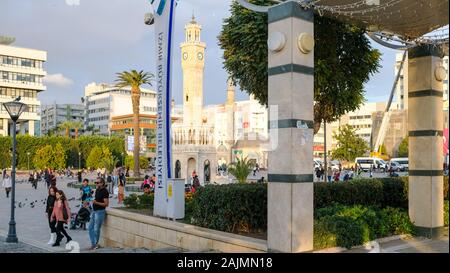 Konak, Izmir / Turquie - 02/16/2019: La Place Konak Et La Tour Historique De L'Horloge D'Izmir. La tour de l'horloge et la place Konak sont les centres symboliques d'Izmir. Banque D'Images