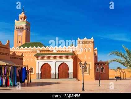 Les bâtiments de la mosquée sur la place centrale, Zagora, Maroc. L'espace de copie pour le texte Banque D'Images