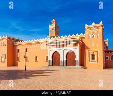 Les bâtiments de la mosquée sur la place centrale, Zagora, Maroc. L'espace de copie pour le texte Banque D'Images