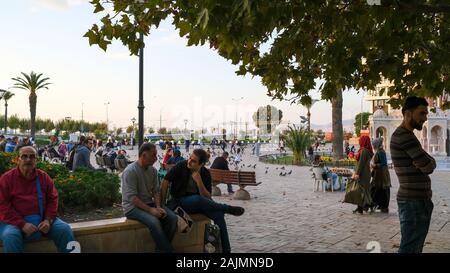 Konak, Izmir / Turquie - 02/16/2019: La Place Konak Et La Tour Historique De L'Horloge D'Izmir. La tour de l'horloge et la place Konak sont les centres symboliques d'Izmir. Banque D'Images