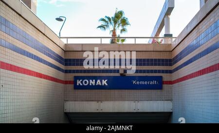 Konak, Izmir / Turquie: 02/16/2019: Vue depuis l'entrée du métro Konak. Banque D'Images