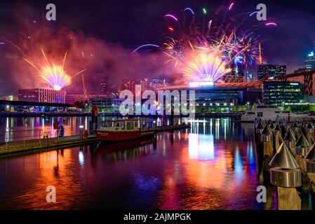 New Year's Eve Fireworks pour 2020 à Docklands, Melbourne, Australie Banque D'Images