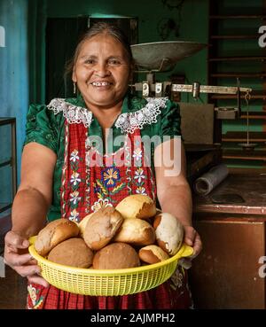 Oaxaca, Mexique - 2019-11-30 - Femme affiche fièrement le pain qu'elle a fait de ce matin. Banque D'Images