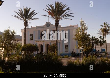 L'hôtel de ville de Sidi Ifni, Maroc. La maison est dans un style art déco, peint en blanc et bleu Banque D'Images