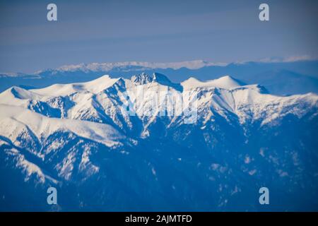 La magnificence de l'Olympe. Vue panoramique de l'antenne de la plus haute montagne en Grèce durant l'hiver. Banque D'Images