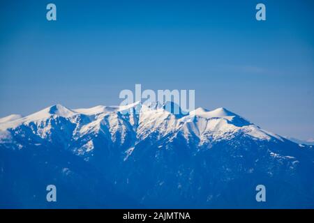 La magnificence de l'Olympe. Vue panoramique de l'antenne de la plus haute montagne en Grèce durant l'hiver. Banque D'Images