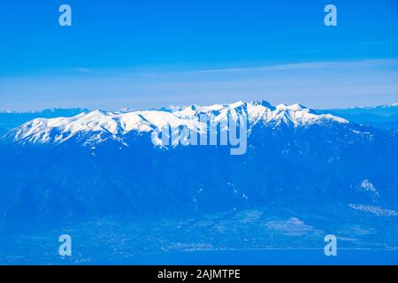 La magnificence de l'Olympe. Vue panoramique de l'antenne de la plus haute montagne en Grèce durant l'hiver. Banque D'Images