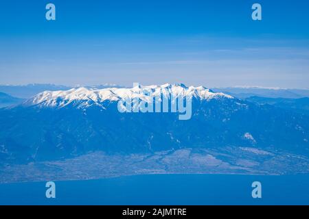 La magnificence de l'Olympe. Vue panoramique de l'antenne de la plus haute montagne en Grèce durant l'hiver. Banque D'Images