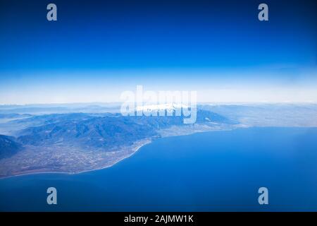 La magnificence de l'Olympe. Vue panoramique de l'antenne de la plus haute montagne en Grèce durant l'hiver. Banque D'Images